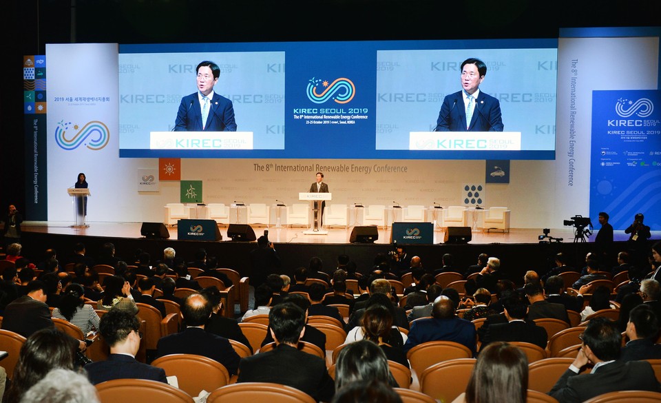 제8회 세계재생에너지총회(KIREC) 개막식에서 성윤모 산업통상자원부 장관이