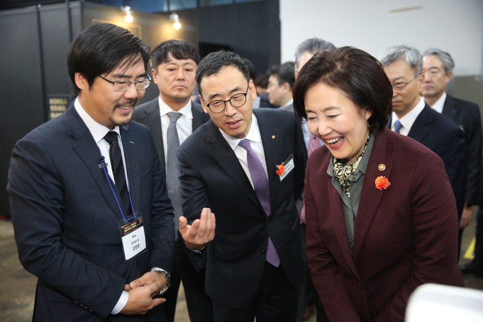 박영성 중소벤처기업부 장관이 KOREA 벤처투자 SUMMIT 2019에서 전시관람을 하고 있다. 출처:중소벤처기업부
