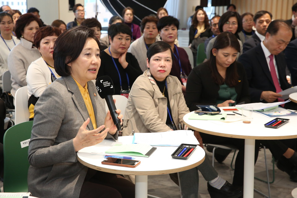 박영선 중소벤처기업부 장관이 다문화 국민 80명과 함께 대화의 시간을 가졌다. 출처:중소벤처기업부