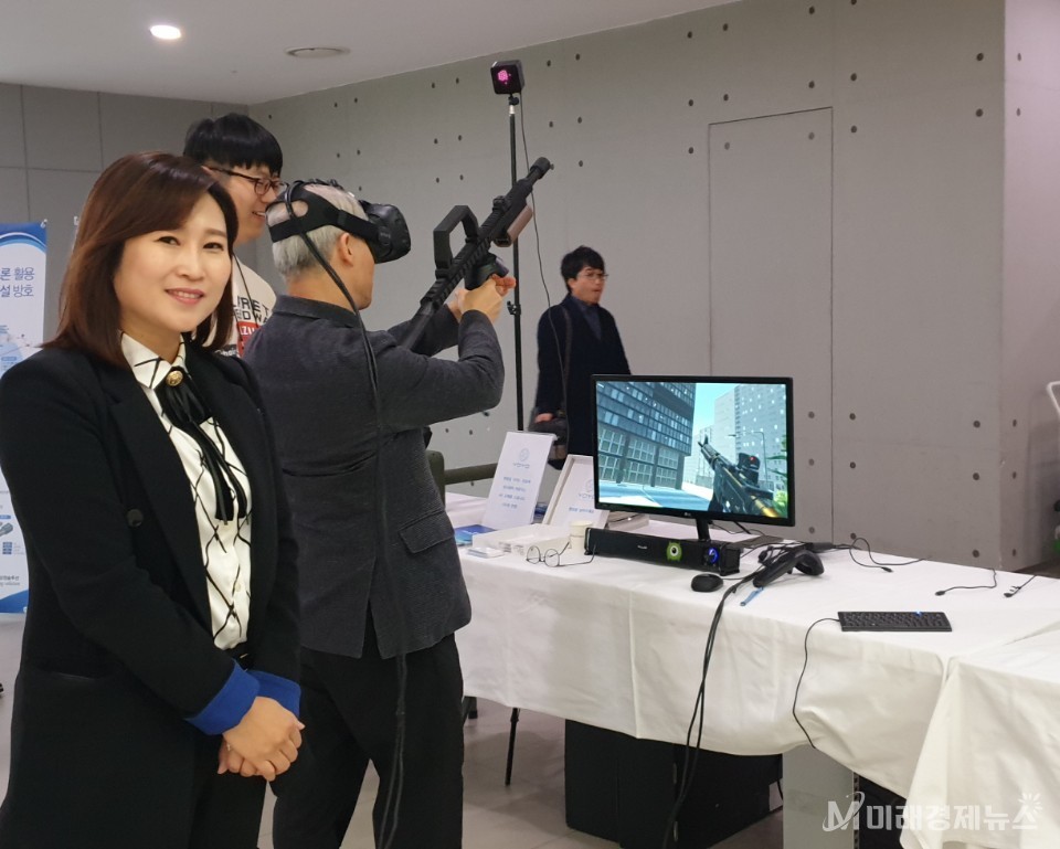 이경주 대표가 '군 사격 시뮬레이션' VR 체험을 안내했다. 사진:미래경제뉴스