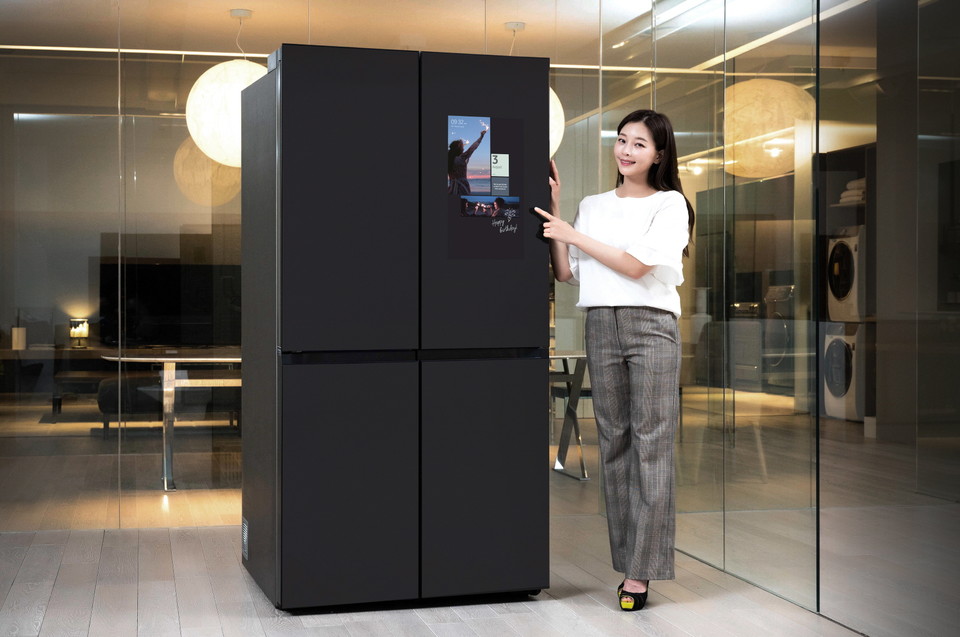 삼성전자가 패밀리 허브 적용한 비스포크 냉장고를 출시했다. 출처:삼성전자