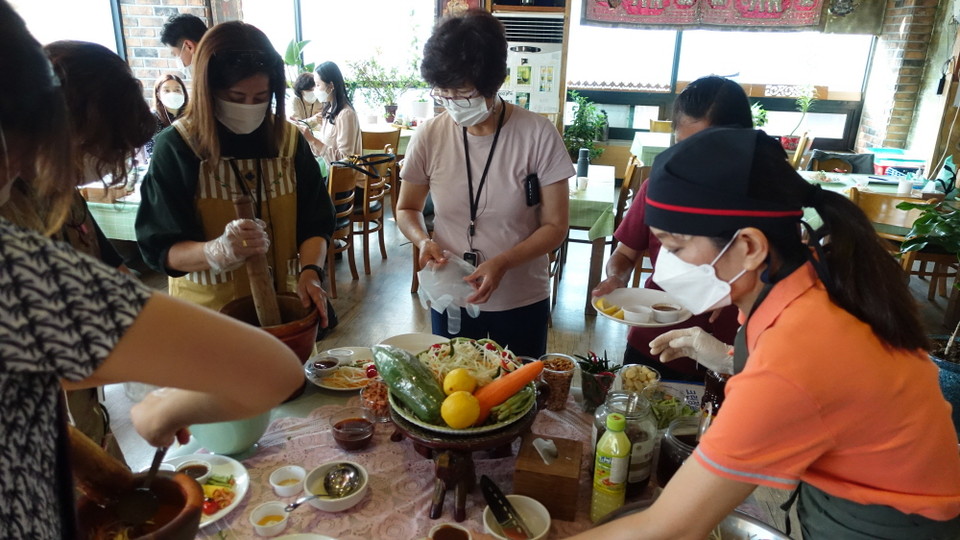 안산 원곡동 다문화 음식거리 '다문화 요리교실' 모습. 출처:경기도