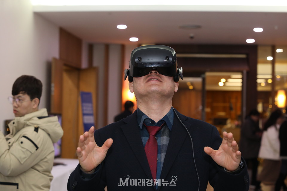 관람객이 VR 체험을 하고 있다. 사진:미래경제뉴스