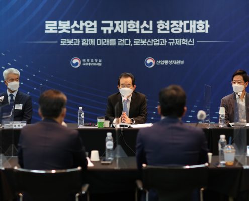 2020 로보월드에서 진행된 정부와 로봇기업간 규제혁신을 위한 의견을 나누는 모습. 출처:한국로봇산업협회