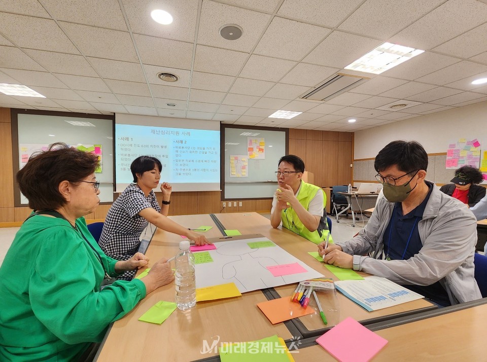 '심리적 응급처치'훈련중인 참가자 전정수님(오른쪽) 사진:미래경제뉴스